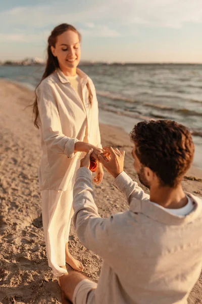 Чоловік з кільцем робить пропозицію жінці на пляжі — стокове фото