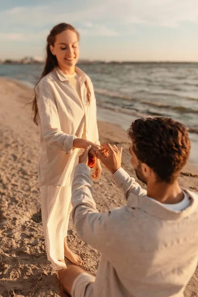 Uomo con anello che fa proposta alla donna sulla spiaggia — Foto Stock