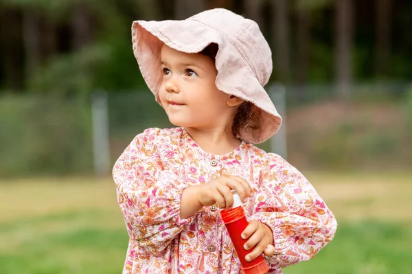 幸せな赤ちゃん女の子とともに石鹸バブルブロワーで夏 — ストック写真