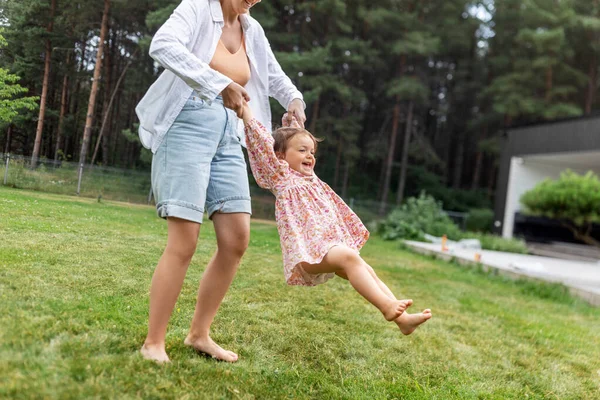 Щаслива мати грає з дочкою на відкритому повітрі — стокове фото