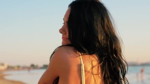 Uśmiechnięta młoda kobieta w bikini na plaży — Wideo stockowe