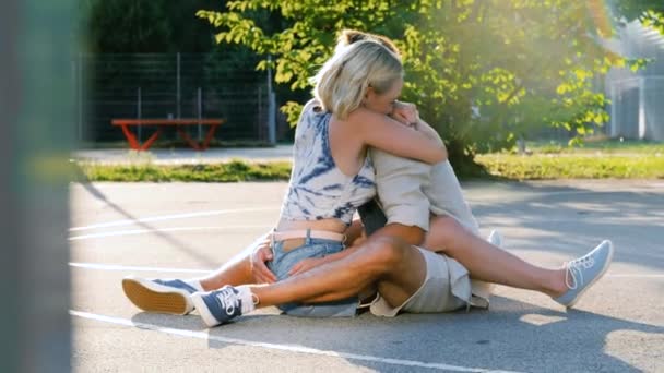 Happy couple kissing on basketball playground — Stock Video
