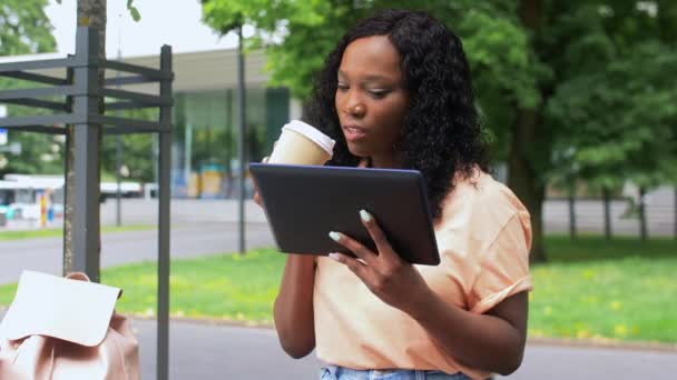 Studentská dívka s tabletem PC a pití kávy — Stock video