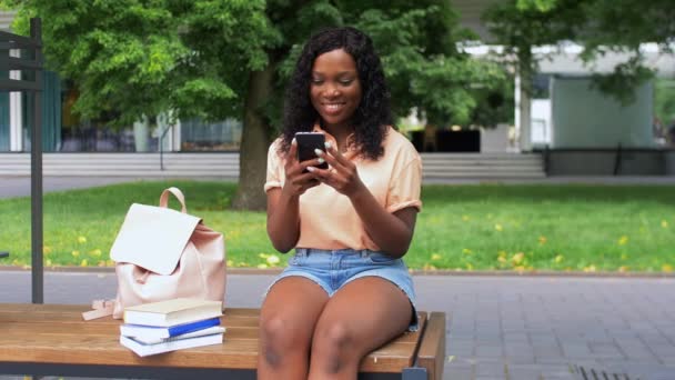 Afrikaans student meisje met smartphone in de stad — Stockvideo