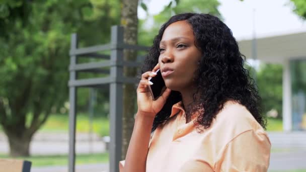 Afrykańska amerykanka dzwoni na smartfona — Wideo stockowe