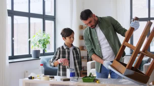 Padre e figlio mescolando vernice di colore grigio a casa — Video Stock