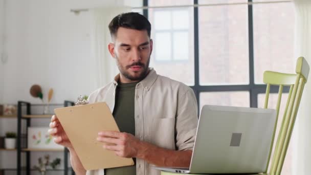 Mann mit Laptop bereitet alten Stuhl für Renovierung vor — Stockvideo