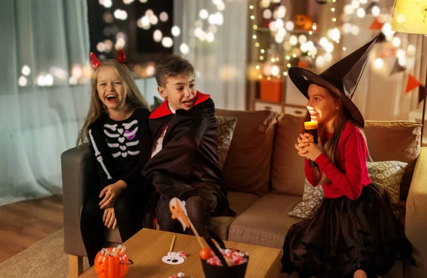 Ungar i halloween kostymer leker hemma — Stockfoto