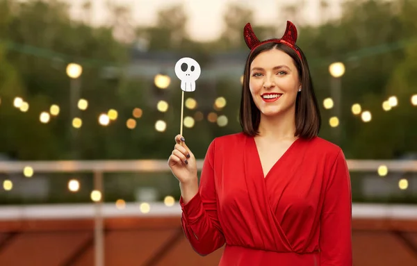 Mujer feliz en traje de halloween rojo del diablo — Foto de Stock