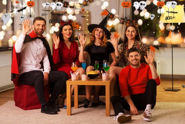 Amis heureux en costumes d'Halloween à la fête à la maison — Photo