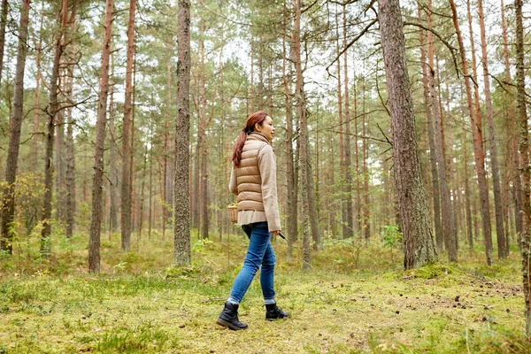 Ásia mulher escolher cogumelos no outono floresta — Fotografia de Stock