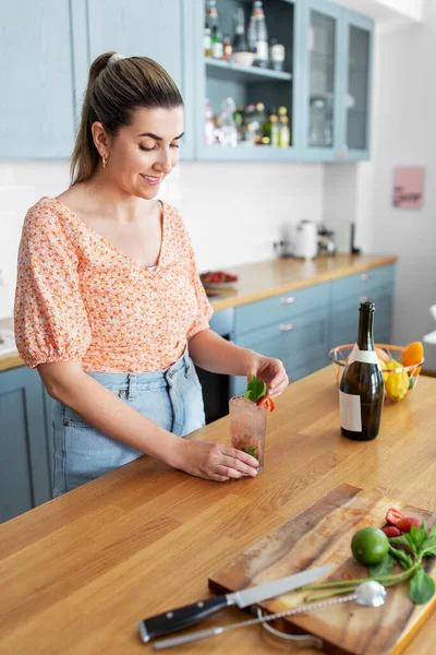 Mulher fazendo bebidas de coquetel em casa cozinha — Fotografia de Stock