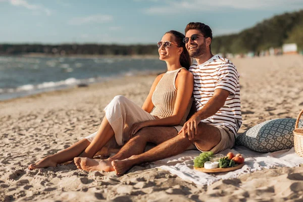 Boldog pár étkezés piknik a strandon — Stock Fotó