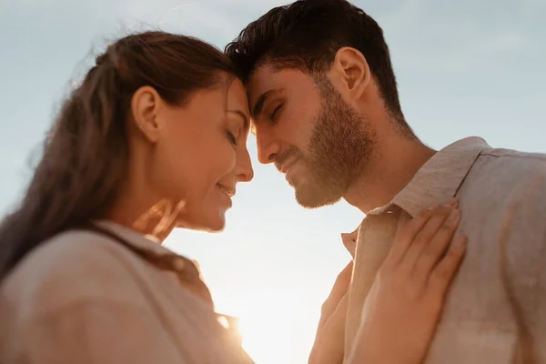 Casal feliz com olhos fechados ao ar livre — Fotografia de Stock