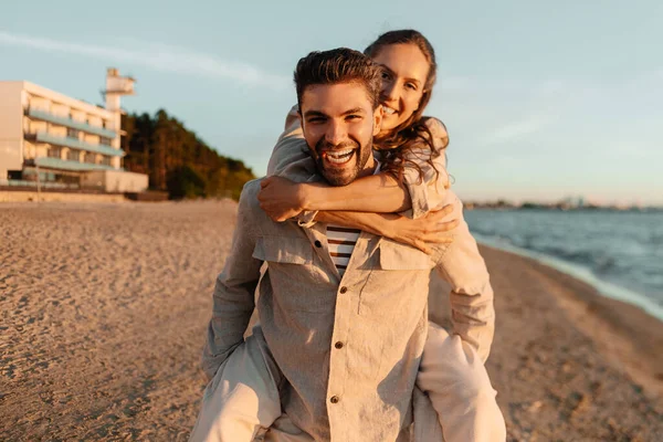 Felice coppia divertirsi sulla spiaggia estiva — Foto Stock