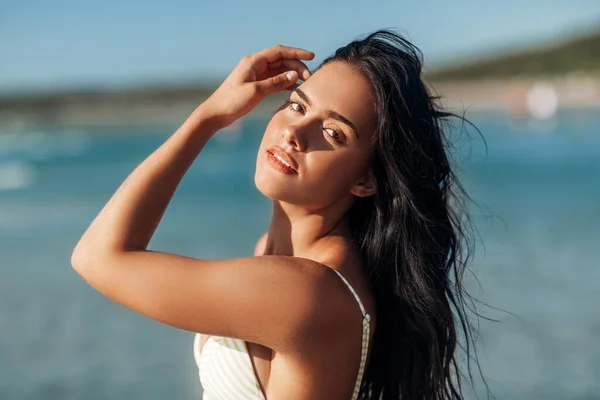 Beautiful young woman in bikini swimsuit on beach — Stock Photo, Image