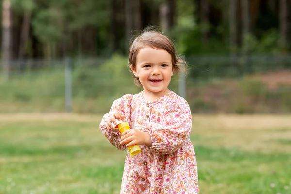 幸せな赤ちゃん女の子とともに石鹸バブルブロワーで夏 — ストック写真