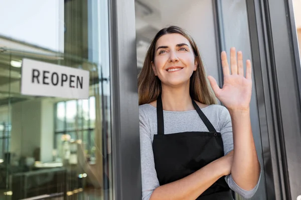 Femme heureuse avec bannière rouverte au verre de porte — Photo