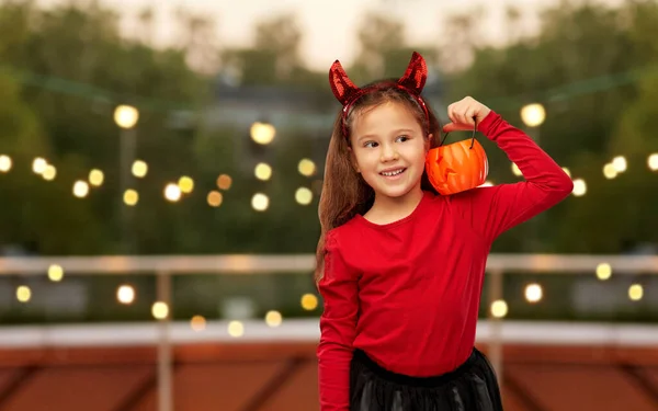 Girl in halloween costume with jack-o-lantern — Stock Photo, Image