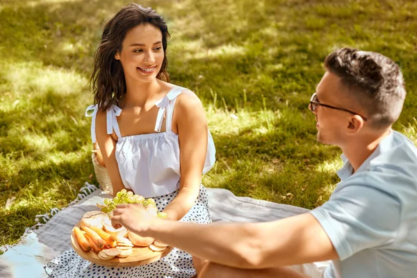 Щаслива пара має пікнік в літньому парку — стокове фото