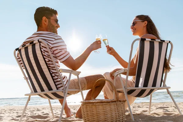 Feliz pareja bebiendo champán en verano playa —  Fotos de Stock