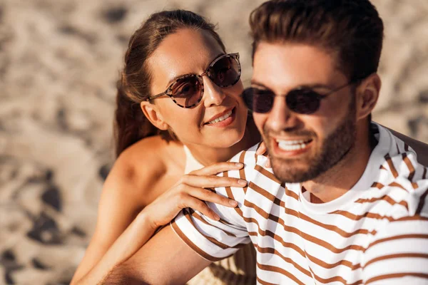 Casal feliz refrigeração na praia de verão — Fotografia de Stock