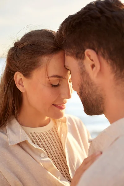 Casal feliz com olhos fechados na praia de verão — Fotografia de Stock