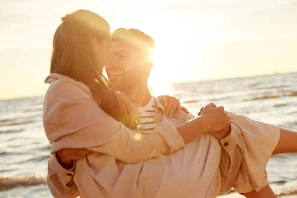 Casal feliz se divertindo na praia de verão — Fotografia de Stock