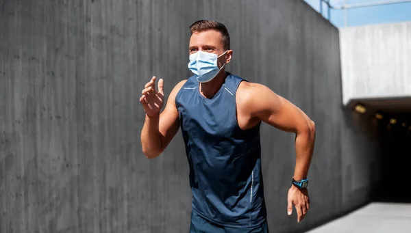 屋外で走っている医療用マスクの若者 — ストック写真
