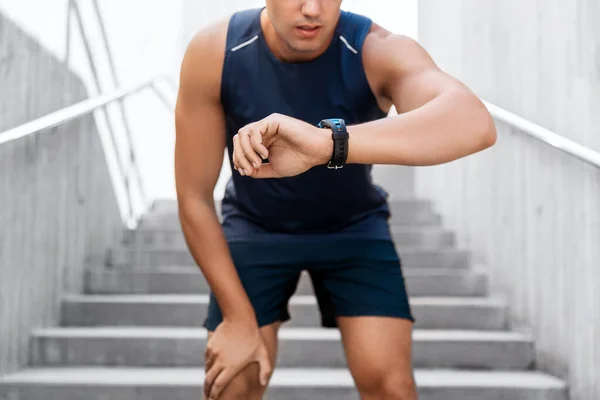 Joven con rastreador de fitness en la calle de la ciudad — Foto de Stock