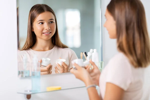 Adolescente con crema hidratante en el baño — Foto de Stock