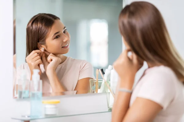 Adolescent fille avec boucle d'oreille regardant dans miroir — Photo