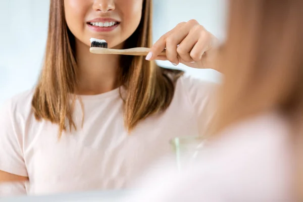 Teenage girl with toothbrush brushing teeth — Stock Photo, Image