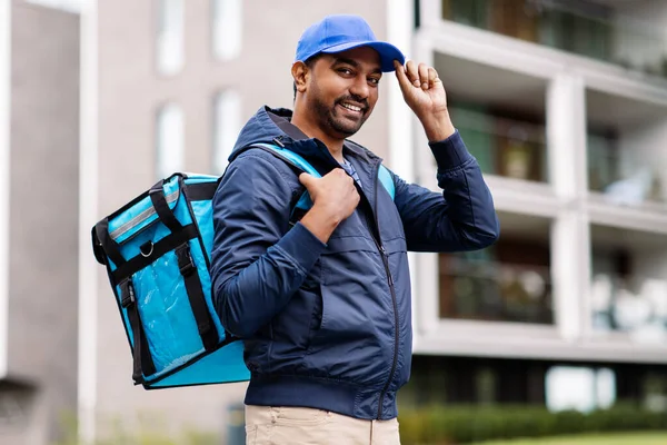 Feliz indio sonriente repartidor con bolsa en la ciudad Imágenes de stock libres de derechos