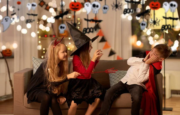 Ungar i halloween kostymer leker hemma — Stockfoto