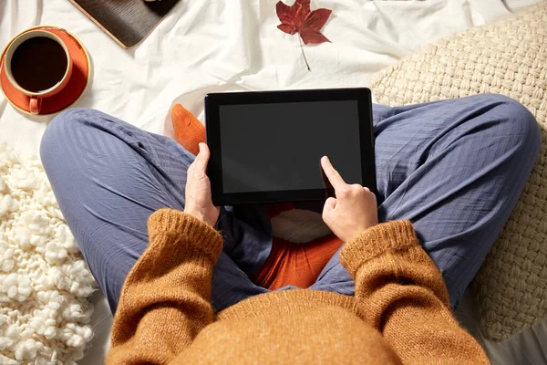 가을에 집에 태블릿 PC 를 가지고 있는 여성 — 스톡 사진