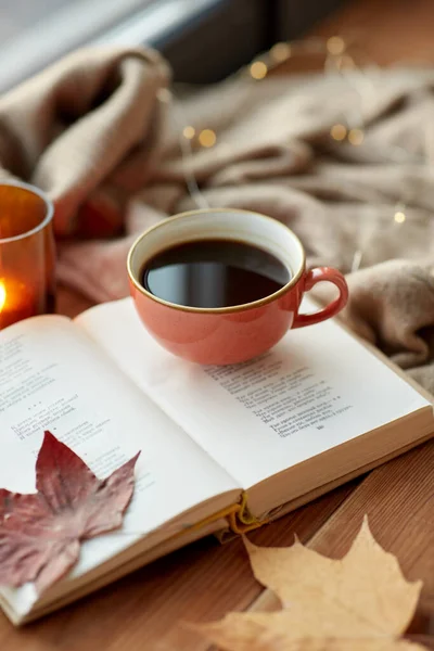 Kopje koffie, boek op vensterbank in de herfst — Stockfoto