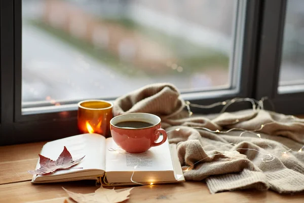 커피 한 잔, 가을에 책 한 권 — 스톡 사진