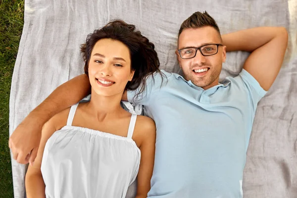 ピクニック毛布の上の幸せなカップル — ストック写真