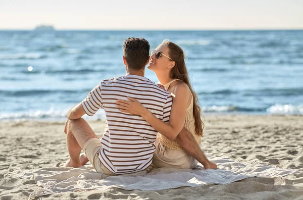 Feliz pareja abrazándose en verano playa — Foto de Stock