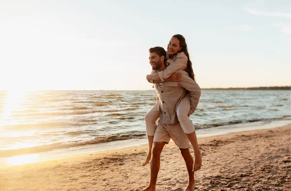 Ευτυχισμένο ζευγάρι που διασκεδάζει στην καλοκαιρινή παραλία — Φωτογραφία Αρχείου