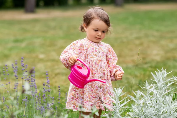 夏の庭で散水缶付きの幸せな赤ちゃんの女の子 — ストック写真