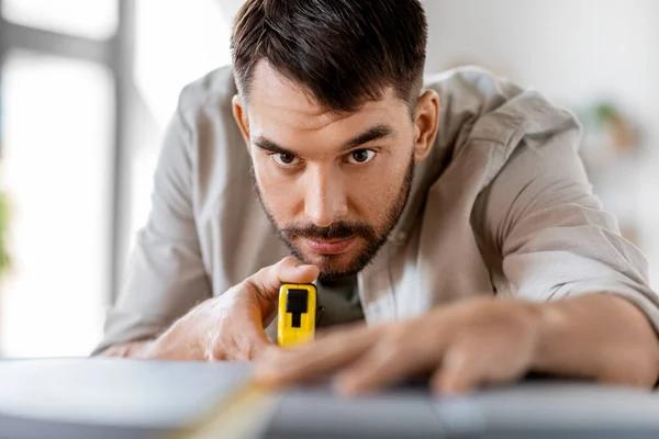 Hombre con mesa de medición de regla para la renovación —  Fotos de Stock