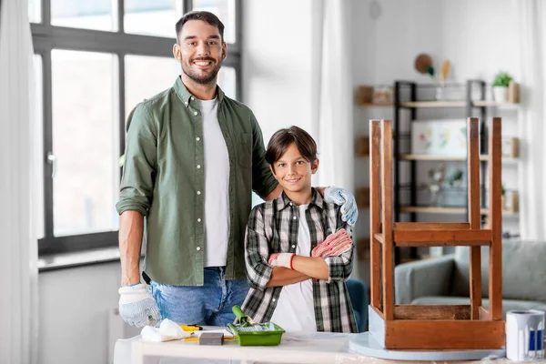 Vader en zoon restaureren oude tafel thuis — Stockfoto