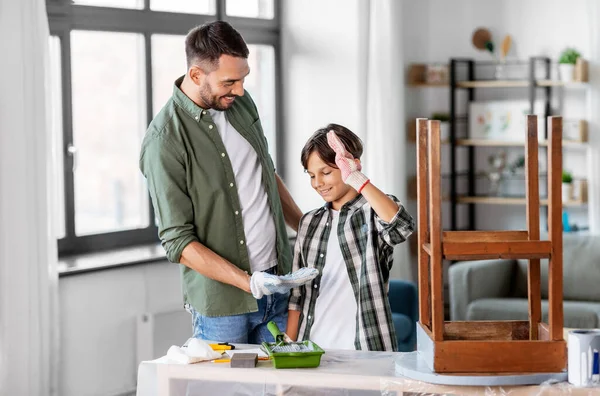 Pai e filho fazendo baixo cinco e restaurar a mesa — Fotografia de Stock