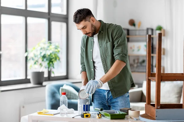 Hombre apertura lata con color gris en casa —  Fotos de Stock