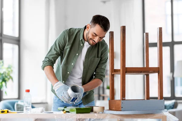 Homme ouverture peut avec couleur grise à la maison — Photo