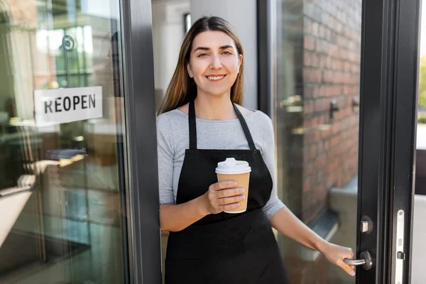 Femme heureuse avec café et rouvrir la bannière sur la porte — Photo