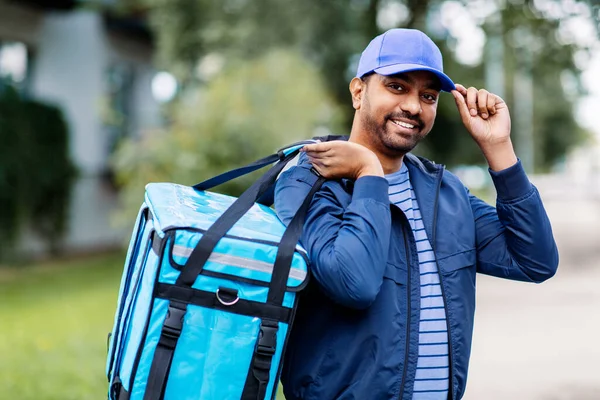 Glücklich lächelnder indischer Zusteller mit Tasche in der Stadt — Stockfoto