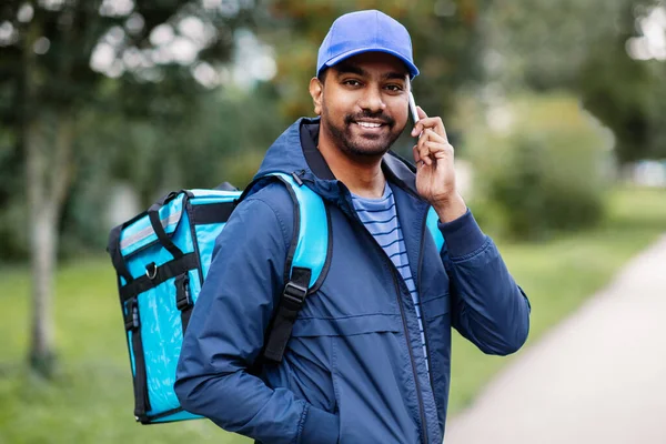 Indischer Zusteller mit Tasche telefoniert auf Smartphone — Stockfoto